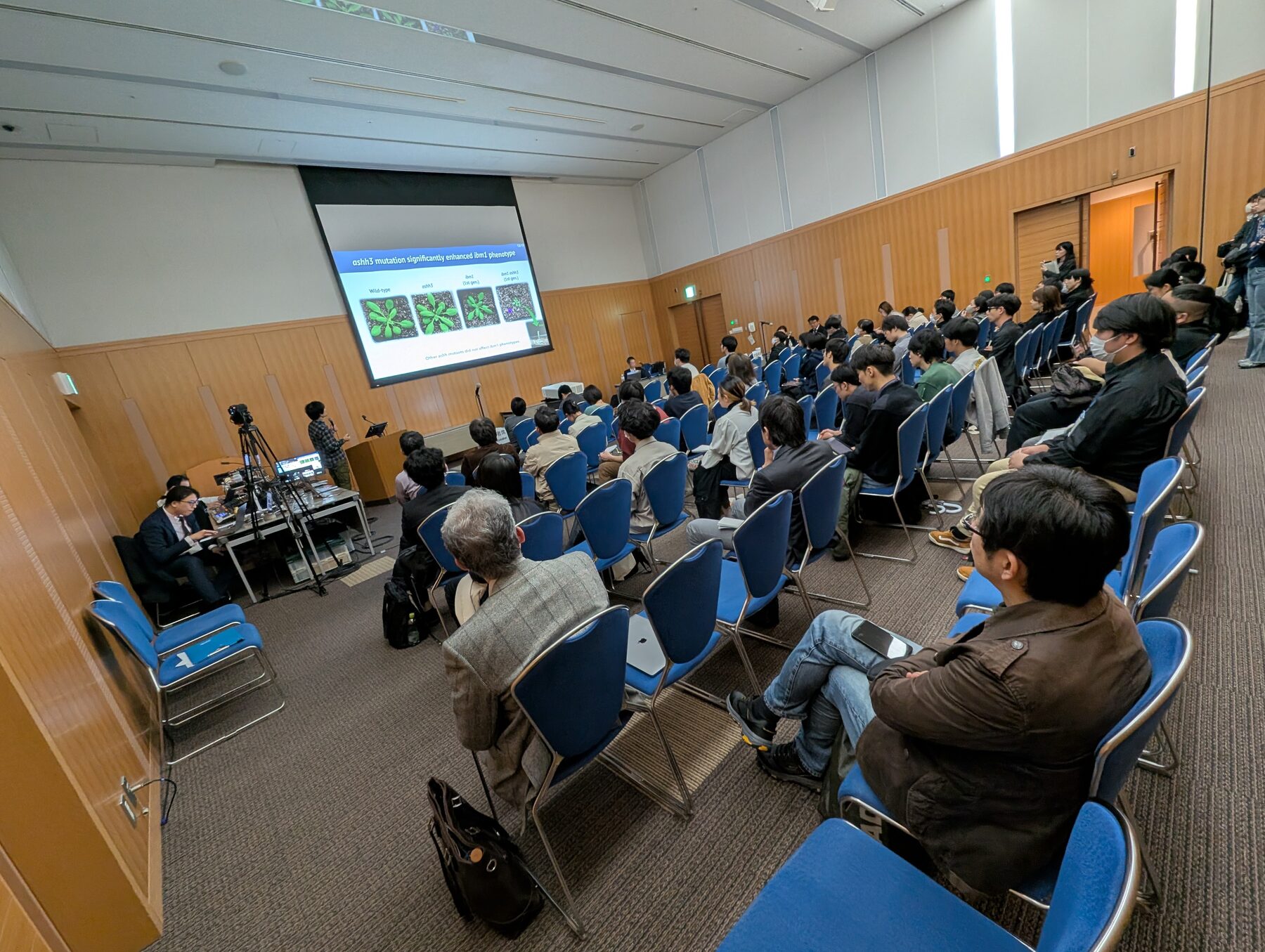 日本分子生物学会年会シンポジウム「植物の個性に基づく生存戦略」の会場の様子