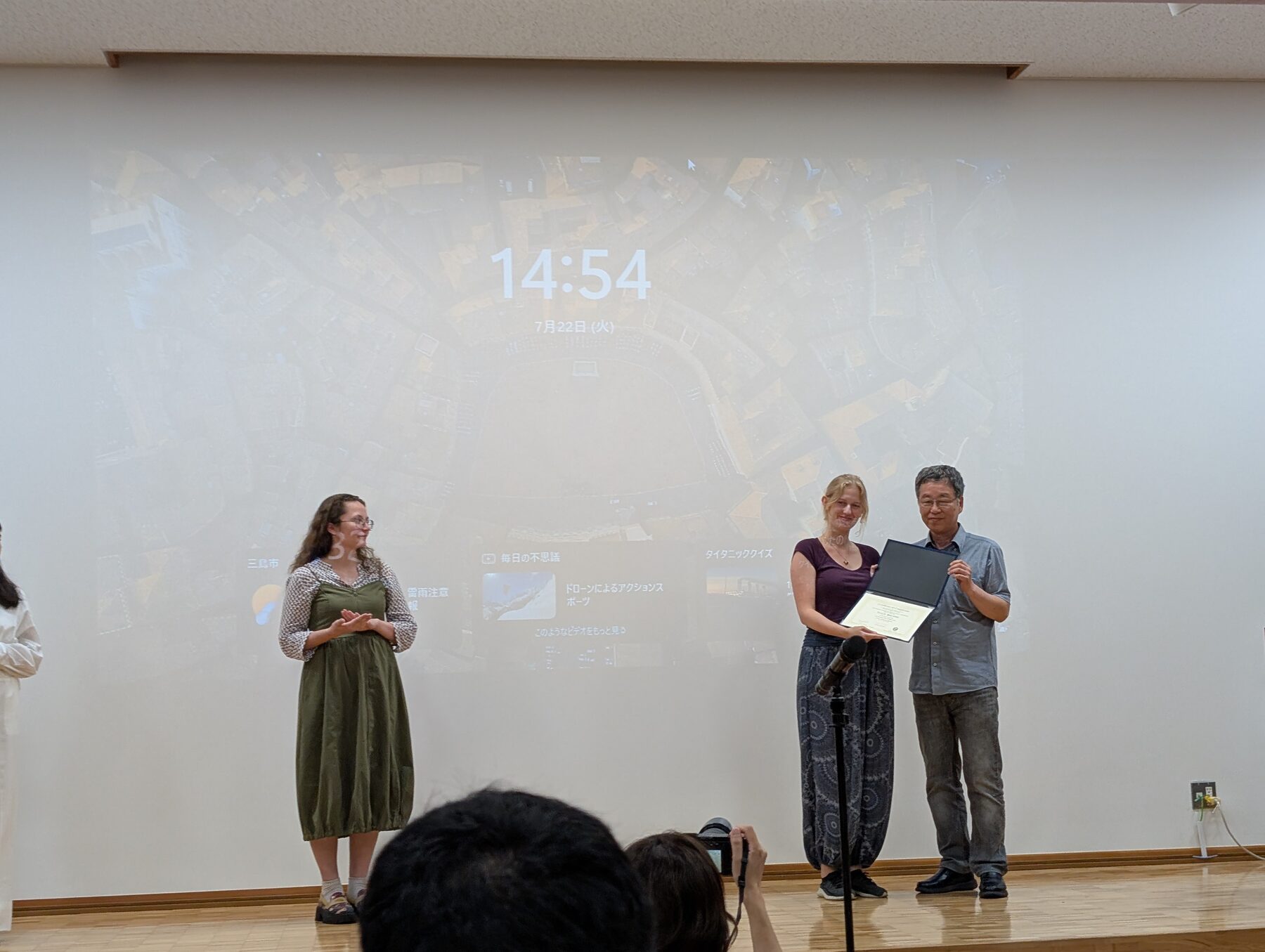 NIG-INTERN 2025でMariannaさんが賞状を受け取る様子