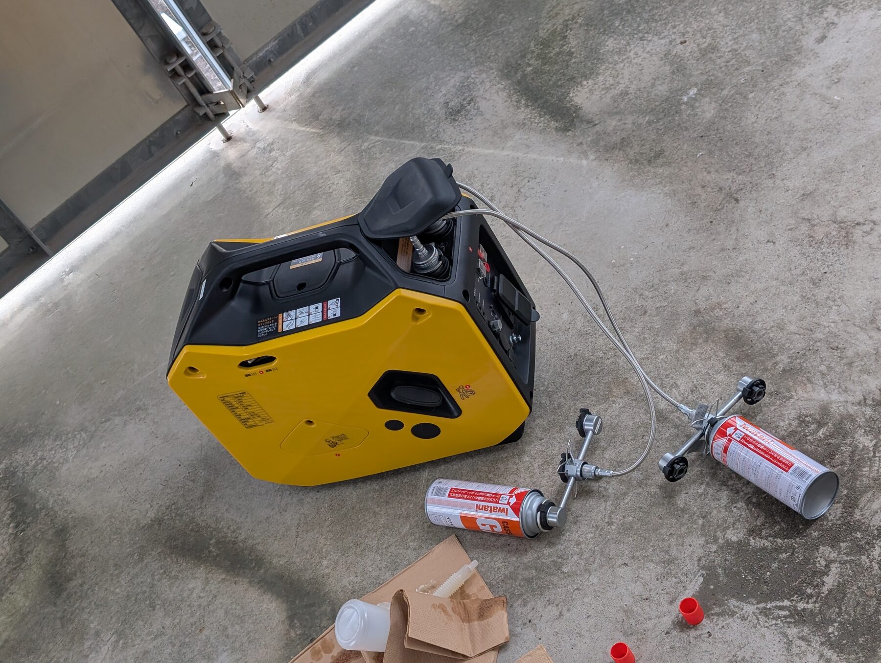 ガスボンベ式発電機の試運転準備の様子