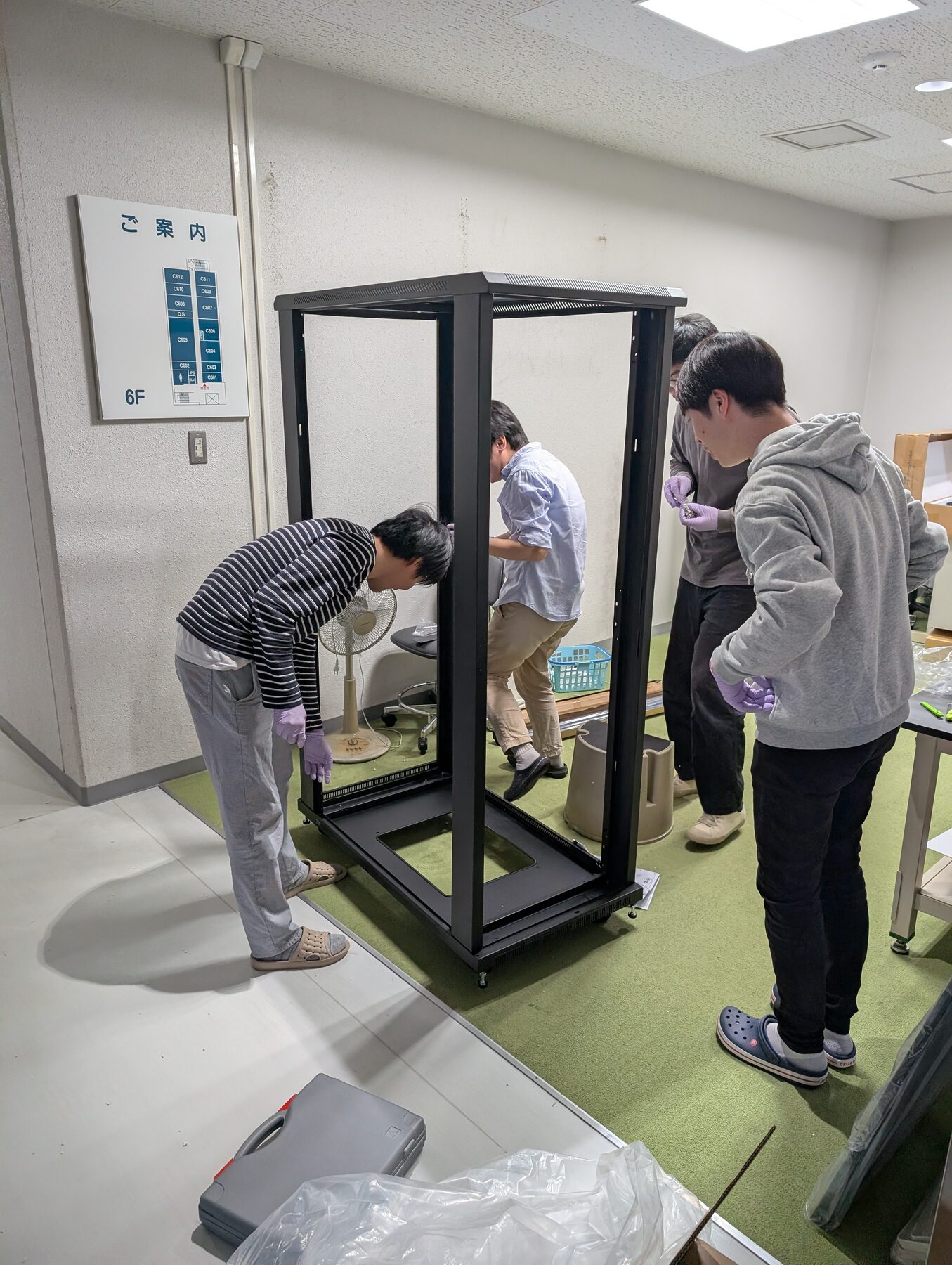 ラボ内でサーバーラックを組み立てている様子