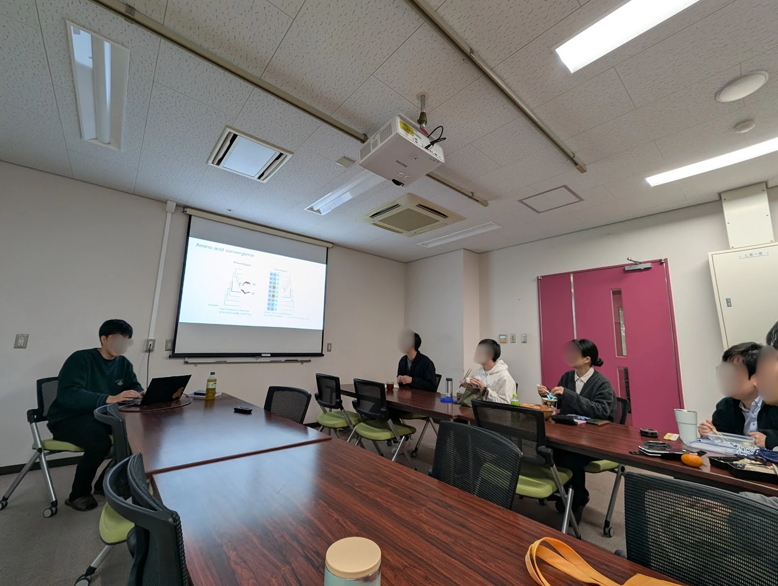 インターンシップ報告のプレゼンの様子