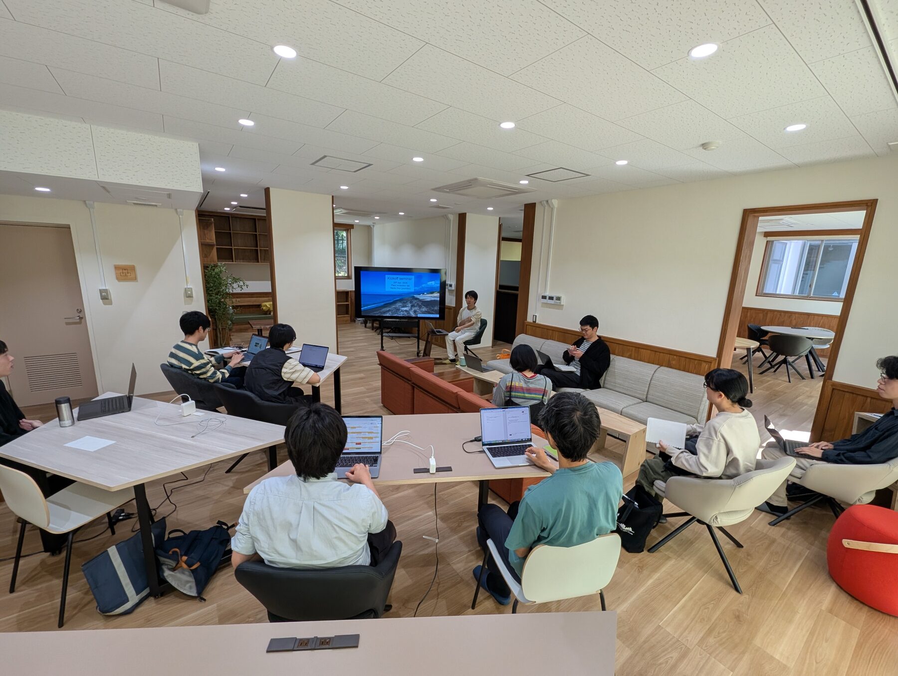 RIBIC Houseでのラボミーティングの様子