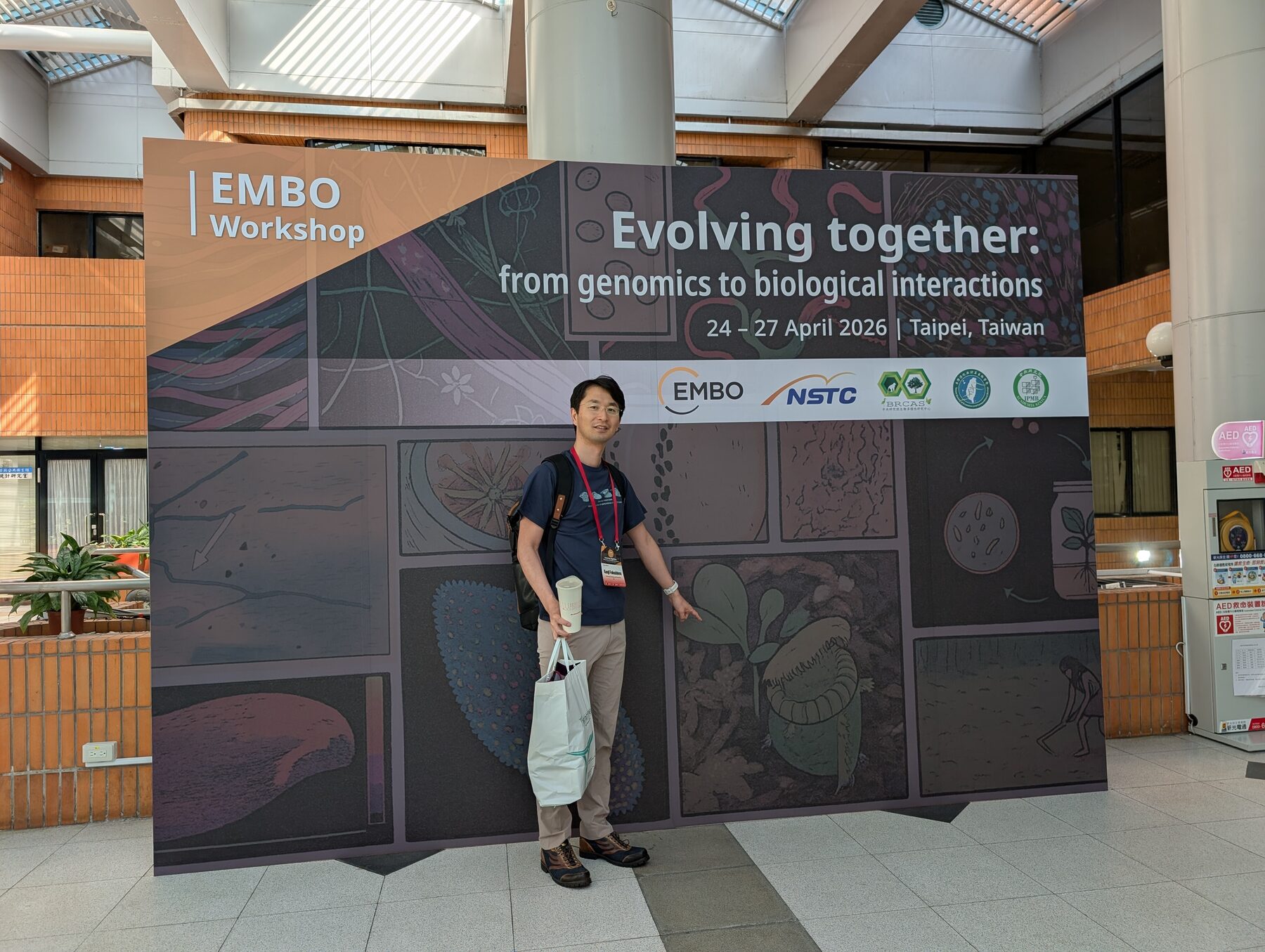 EMBO Workshop会場のバナー前で撮影した写真